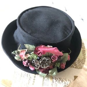 Darling black hat w/hatbox.
